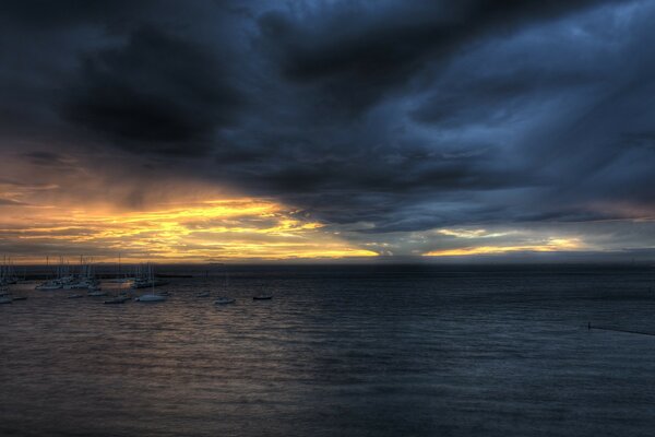 Ciel sombre sur la mer sombre