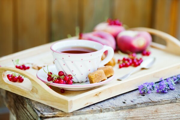 Johannisbeeren und Kuchen an deinem Geburtstag