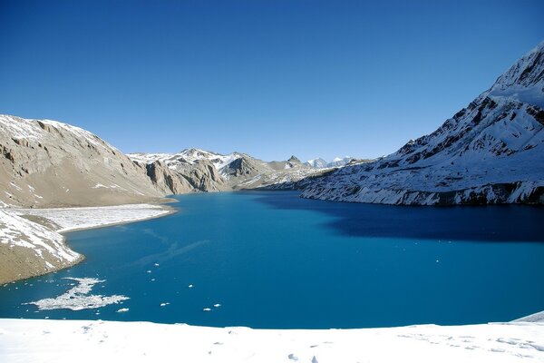 Lago de montaña cubierto de nieve