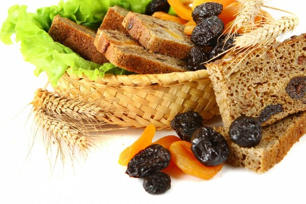 Breakfast of cereals, lettuce and dried fruits