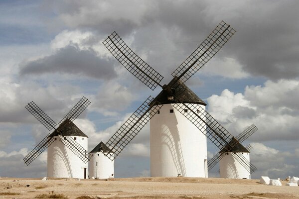 Moulins dans le champ sous les nuages