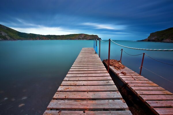 Muelle de madera de la bahía azul