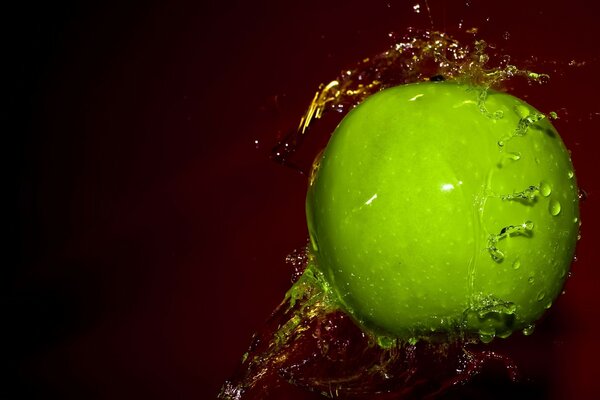 Apple splashes water flies