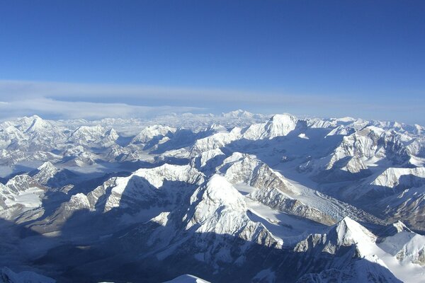 Schneebedeckte Berge auf Himmelshintergrund