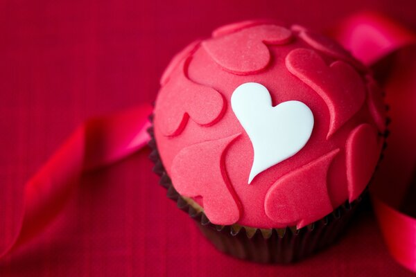 Postre romántico Cupcake en glaseado con corazones