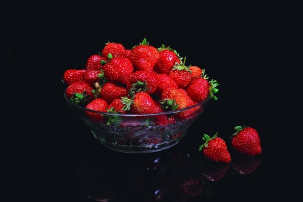 Tazón de jugosas fresas maduras