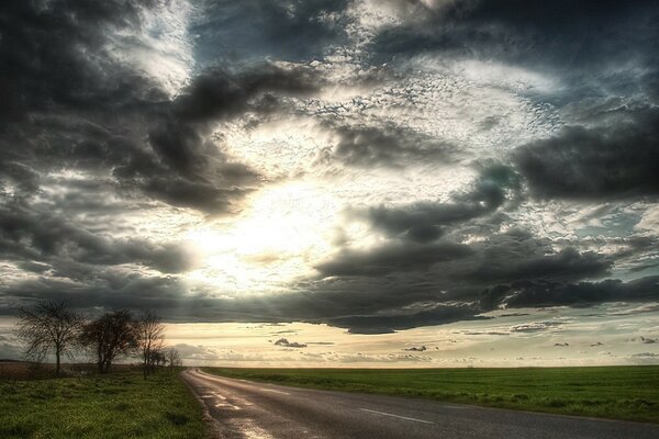 Camino al campo. Sol y nubes