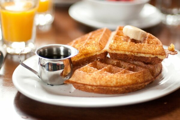 Waffle belgi con succo d arancia per colazione