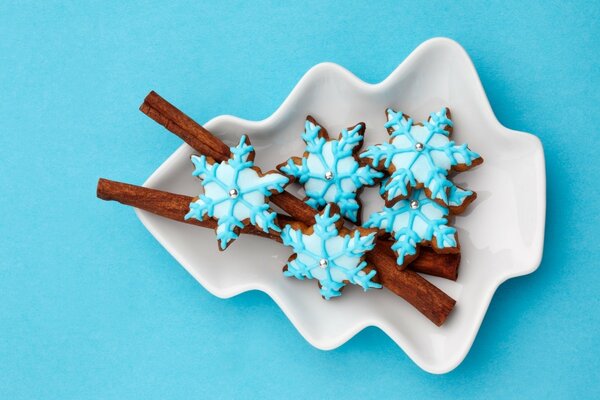 Biscotti a forma di stella su un piatto di cannella