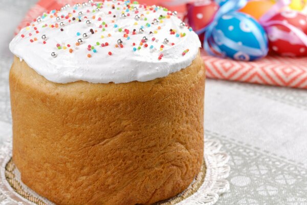 Torta di Pasqua su uno sfondo di uova dipinte