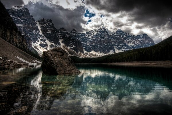 Photo sombre d un lac de montagne