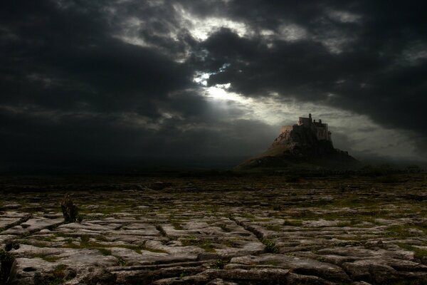 Castillo sombrío en el desierto en las nubes