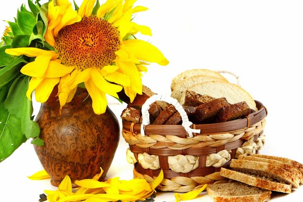 Komposition von Sonnenblumen Krug Brot