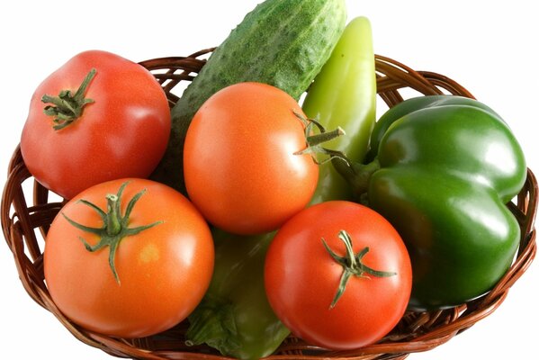 Gemüsekorb mit Tomaten, Gurken und Paprika