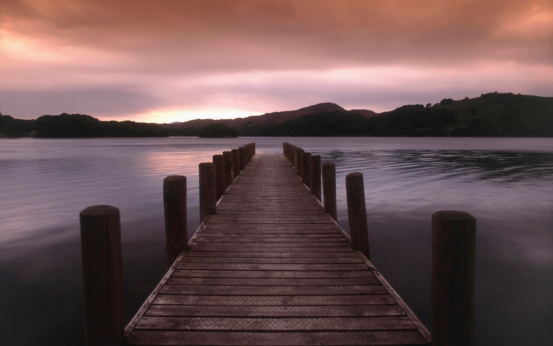 lago colline tramonto molo