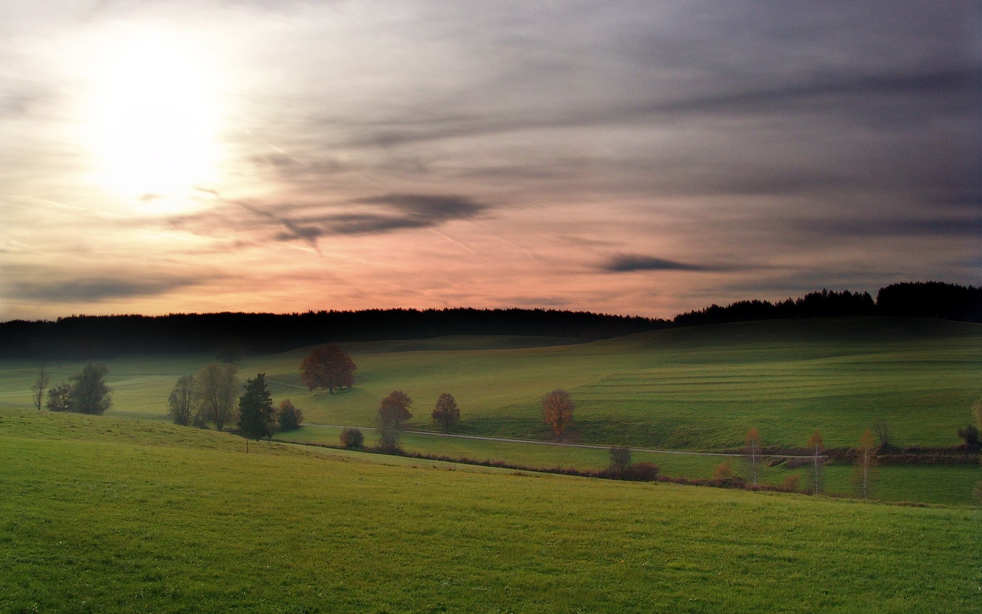 champ nuages ciel collines