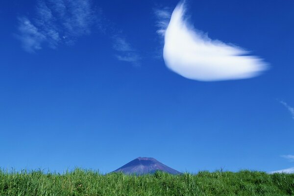 Montaña en medio de nubes azules