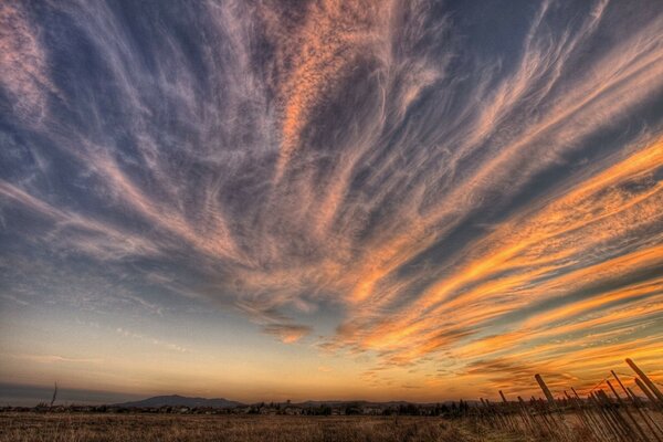 Puesta de sol con nubes de aire en el campo