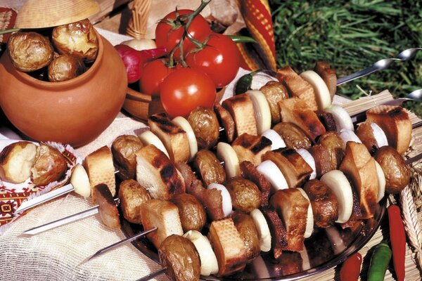 Carne, pan y verduras cocinadas en la costa