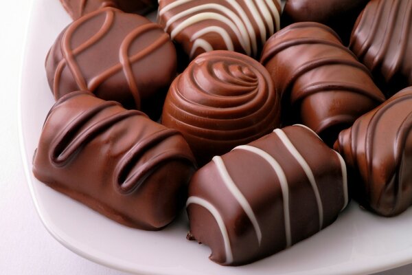 Chocolates en un plato blanco