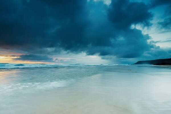 Mar azul, ondulado y nubes azules