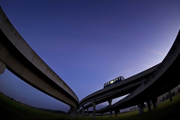 El autobús va por el paso elevado hacia el cielo