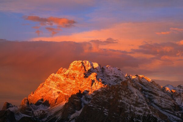 Wallpaper Mountains in a red sunset