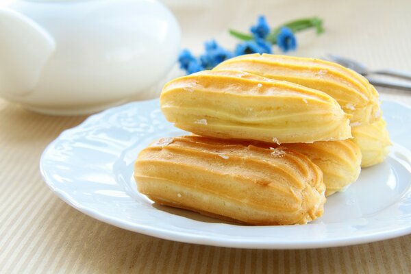 Éclair con crema. Postre dulce