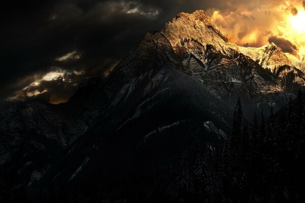 Belle lumière dans les nuages de montagne