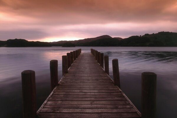 Puesta de sol en la colina. Muelle nocturno