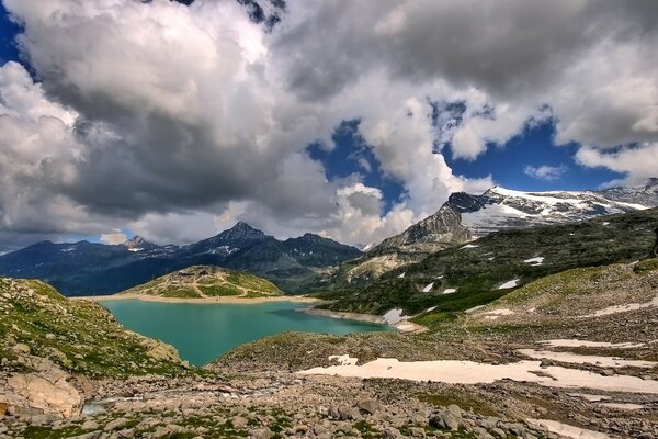 Lac dans les montagnes avec des sommets enneigés