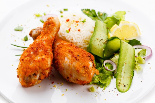 Comida en un plato con arroz y patas de pollo