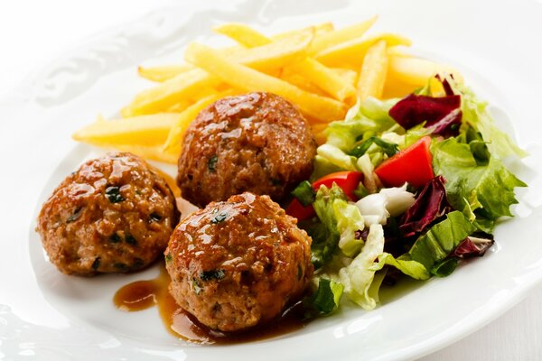 Polpette con patatine fritte. Cena