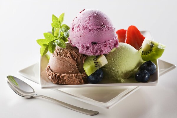 Photo de boules de crème glacée avec des fruits