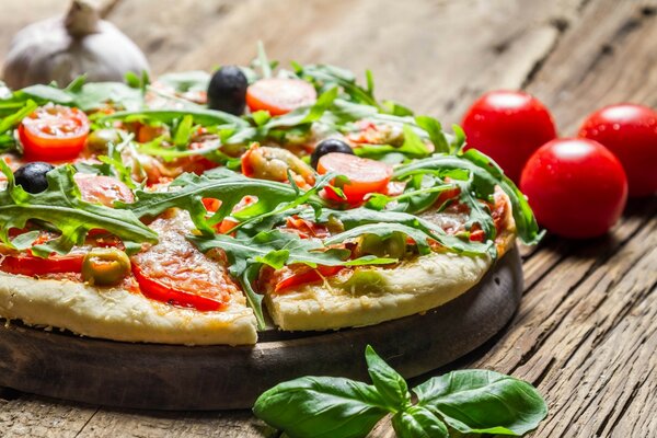 Pizza con rucola. Cibo delizioso