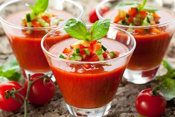 Einen Tomatensaftcocktail in einem Glasbecher dekorieren