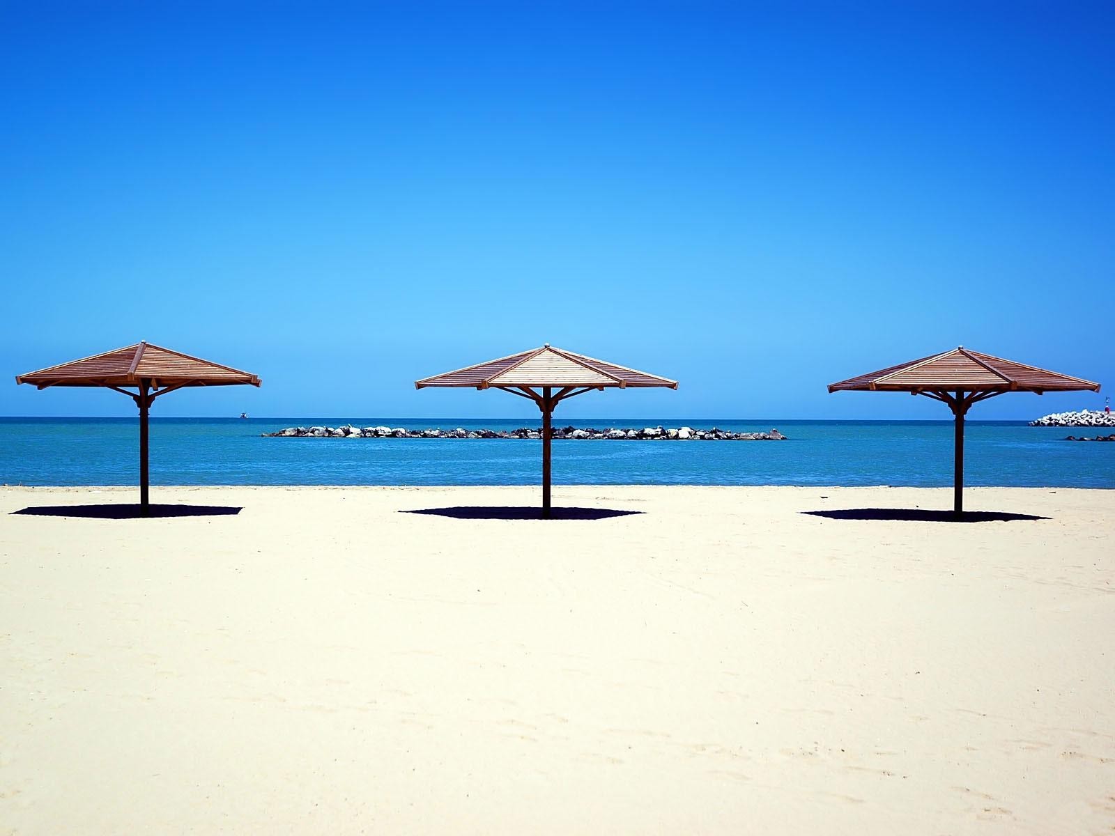 mer sable plage parapluie