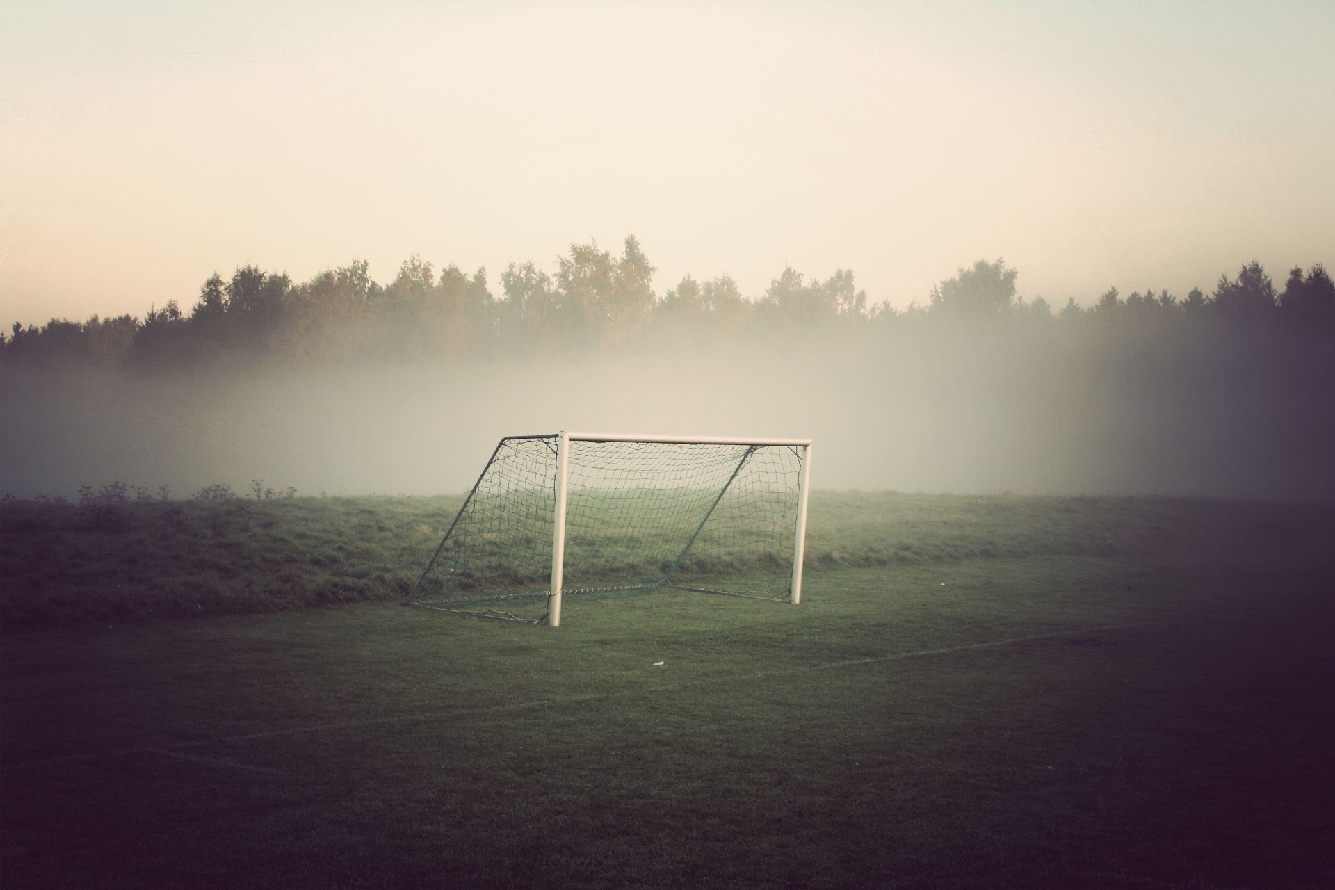 campo puerta fútbol bosque niebla