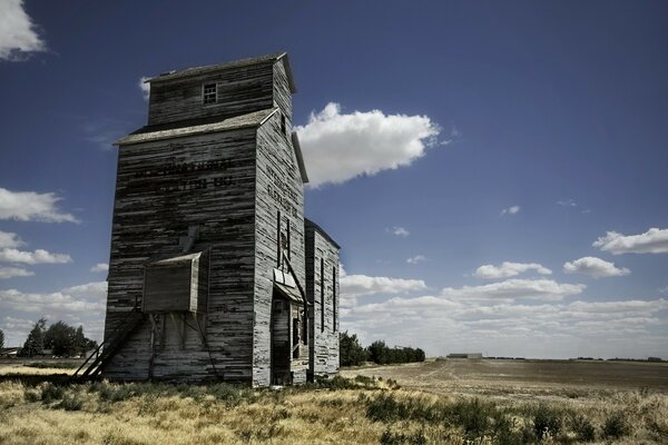 Cirrus clouds and an old barn