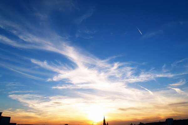 Wolken und Stadt, Blick auf die Stadt und den Himmel