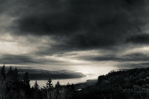 Imagen en blanco y negro con el río y las nubes