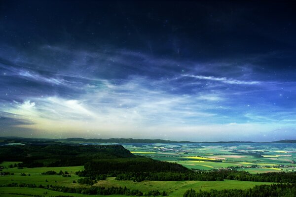 Cielo brillante sobre la llanura verde