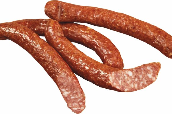 Saucisse fumée appétissante sur fond blanc