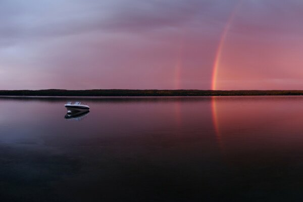 Minimalismo foto barco en el lago, reflejo del arco iris en el agua