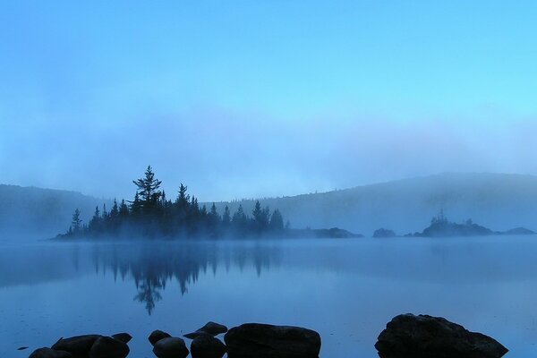 Lago brumoso, vista del lago en la niebla, isla brumosa