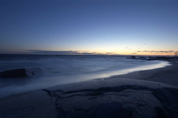 Image de la côte de la mer dans la soirée