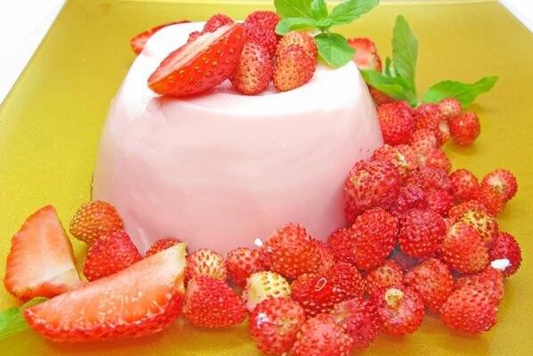 Dessert of berries. Strawberry pudding