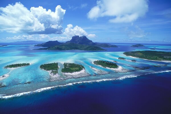 Nubes blancas y esponjosas sobre las islas de Bora Bora