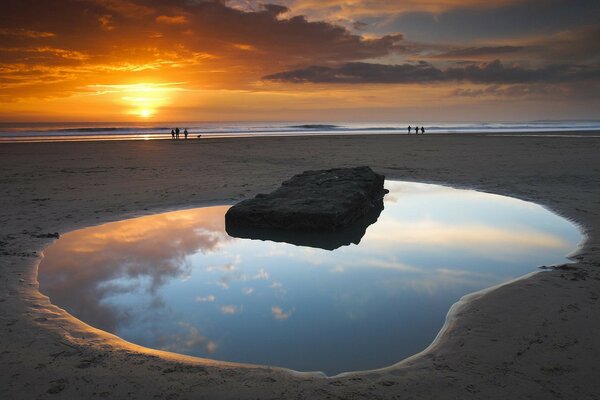 Heller Sonnenuntergang am Meer