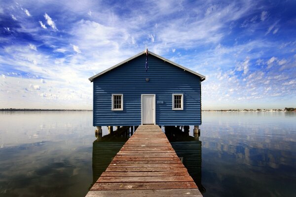 La casa se encuentra en el agua, la casa en el Cent del lago